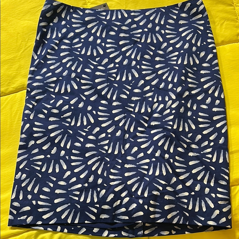 NWT THE LIMITED Stylish Blue and White Patterned Skirt SIZE 8